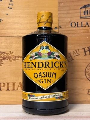 Fles Hendrick’s Gin Oasium – limited edition gin met tropische tonen van guave, papaja en citroenverbena in een klassieke apothekersfles.