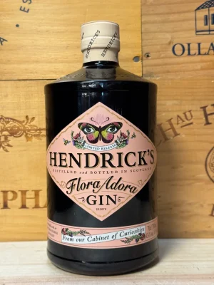 Fles Hendrick’s Gin Flora Adora – limited edition gin met bloemige tonen van lavendel, hibiscus en rozen in een sierlijke apothekersfles met vlinderdesign.