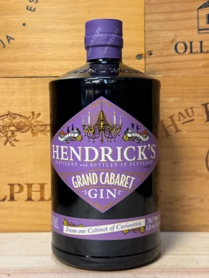 Fles Hendrick’s Gin Grand Cabaret – limited edition gin met fruitige tonen van perzik, abrikoos en rozen, verpakt in een dieppaars apothekersflesdesign.