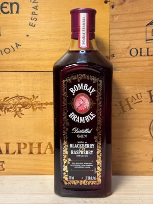 Fles Bombay Bramble – robijnrode gin met natuurlijke infusie van bramen en frambozen, in een stijlvolle fles met gouden accenten.
