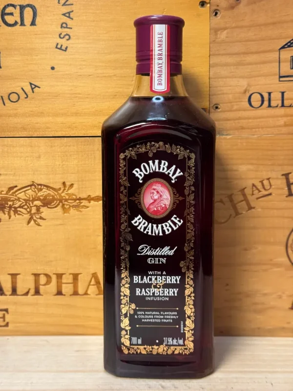 Fles Bombay Bramble – robijnrode gin met natuurlijke infusie van bramen en frambozen, in een stijlvolle fles met gouden accenten.