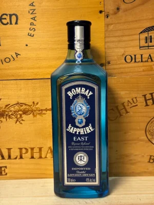 Fles Bombay Sapphire East – blauwe fles met oosterse details, gevuld met gin op basis van citroengras, zwarte peper en klassieke botanicals.