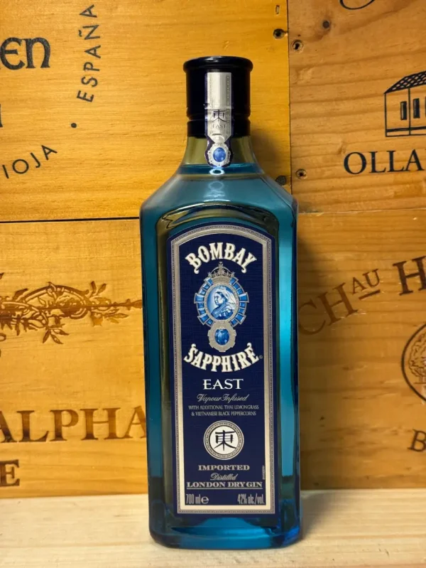 Fles Bombay Sapphire East – blauwe fles met oosterse details, gevuld met gin op basis van citroengras, zwarte peper en klassieke botanicals.