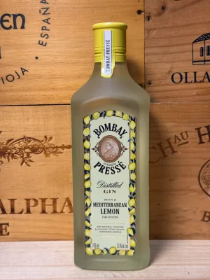 Fles Bombay Citron Pressé – lichtgele ginfles met citroenaccenten, gevuld met frisse gin op basis van natuurlijke citroeninfusie en klassieke botanicals.