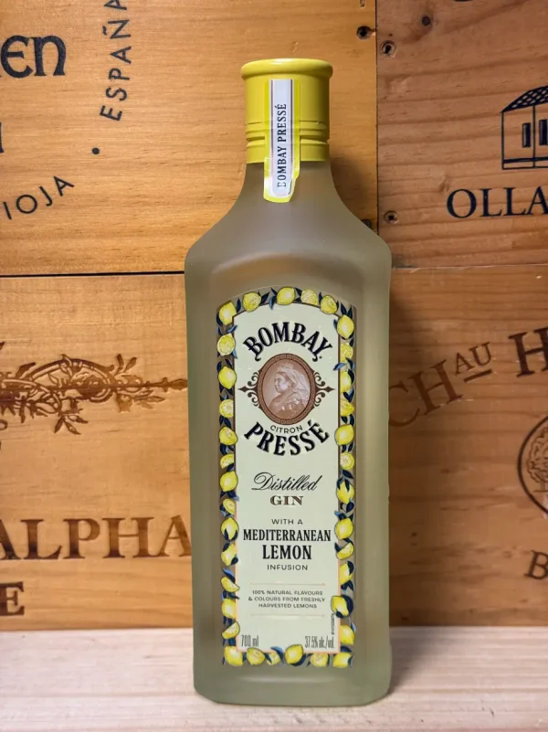 Fles Bombay Citron Pressé – lichtgele ginfles met citroenaccenten, gevuld met frisse gin op basis van natuurlijke citroeninfusie en klassieke botanicals.