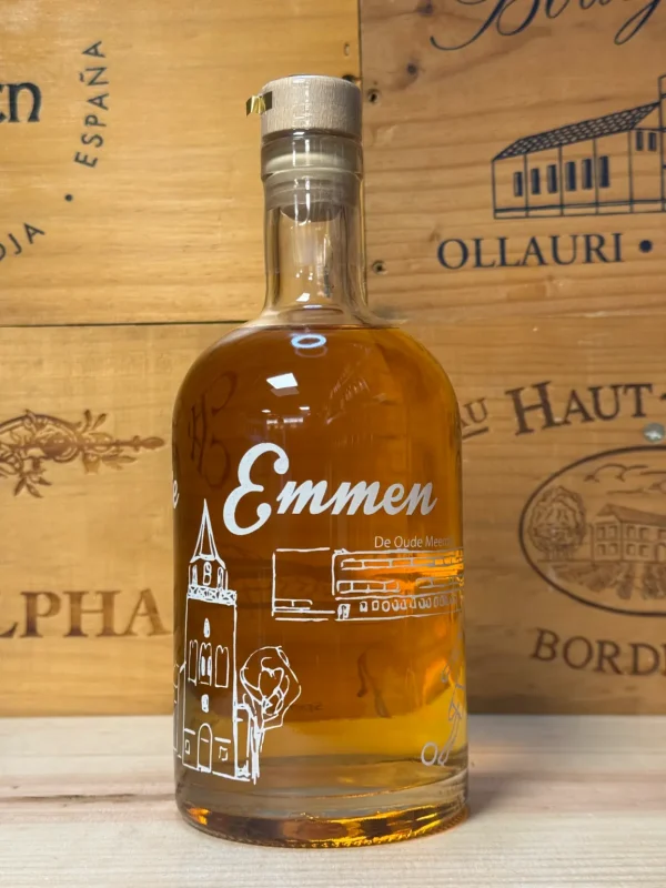 Fles Rondje Emmen rumlikeur – ambachtelijke likeur met bruine rum, vanille, karamel en citrus, exclusief van Slijterij Wijnhuis Van den Bos in Emmen.