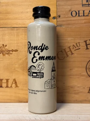 Fles Rondje Emmen – lokale rumlikeur met bruine rum, vanille, karamel en citrus, exclusief van Slijterij Wijnhuis Van den Bos in Emmen.