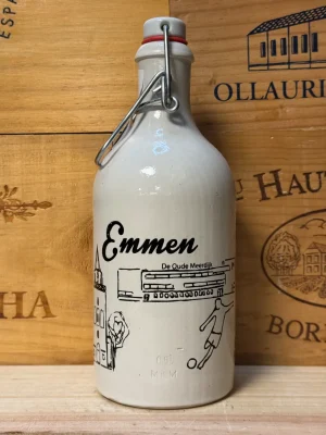Fles Rondje Emmen Babbelaar – romige likeur met de smaak van Oud-Hollandse roomboter babbelaar, exclusief van Slijterij Wijnhuis Van den Bos in Emmen.