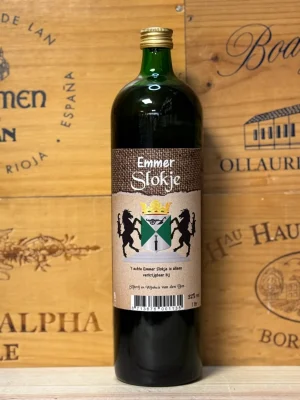Fles Emmer Slokje – rumlikeur met bruine rum, vanille, karamel en citrus, exclusief van Slijterij Wijnhuis Van den Bos in Emmen.
