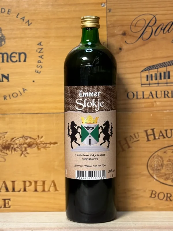 Fles Emmer Slokje – rumlikeur met bruine rum, vanille, karamel en citrus, exclusief van Slijterij Wijnhuis Van den Bos in Emmen.