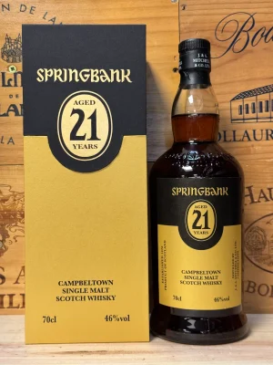 Fles Springbank 21 jaar 2022 single malt whisky met luxe gouden label en verpakking, Schotse Campbeltown-whisky van topkwaliteit.
