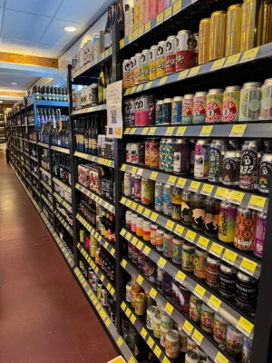 Assortiment speciaalbier met diverse flessen en glazen in verschillende stijlen, smaken en kleuren, ideaal voor bierliefhebbers en kenners.
