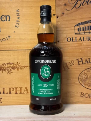 Fles Springbank 15 jaar single malt whisky met donkergroene verpakking, Campbeltown whisky met volle smaken van sherry, chocolade en subtiele rook.
