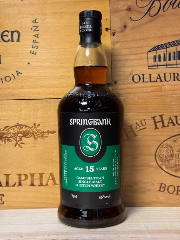 Fles Springbank 15 jaar single malt whisky met donkergroene verpakking, Campbeltown whisky met volle smaken van sherry, chocolade en subtiele rook.