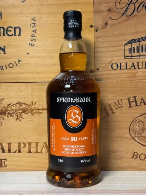 Fles Springbank 10 jaar single malt whisky met groene verpakking, Campbeltown whisky met frisse fruittonen, subtiele rook en maritieme accenten.