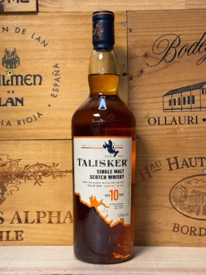 Fles Talisker 10 jaar single malt whisky met goudkleurige inhoud en klassiek etiket, afkomstig van het eiland Skye met kenmerkend rokerig en peperig karakter.