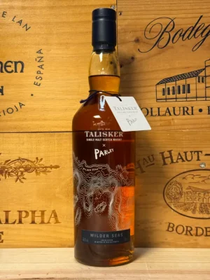 Fles Talisker Parley Wilder Seas single malt whisky met artistiek oceaanmotief, duurzaam verpakt en geïnspireerd op de bescherming van zeeën en kusten.