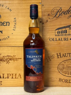 Fles Talisker Distillers Edition single malt whisky met elegant etiket, extra gerijpt op Amoroso-sherryvaten voor een rijke, rokerige en fruitige stijl.