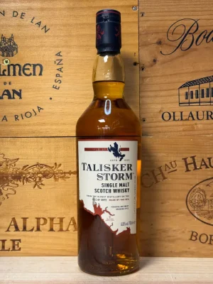Fles Talisker Storm single malt whisky met diep donker etiket, weerspiegelt de kracht van Skye’s stormachtige zeeën, met rokerige, kruidige en maritieme tonen.