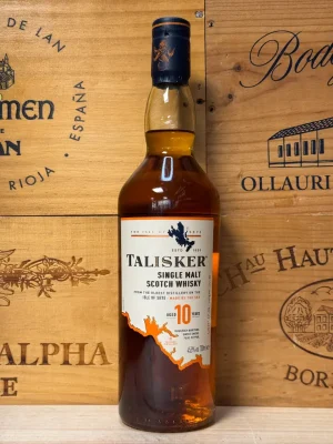 Fles Talisker 10 jaar single malt whisky met goudkleurige inhoud en klassiek etiket, afkomstig van het eiland Skye met kenmerkend rokerig en peperig karakter.