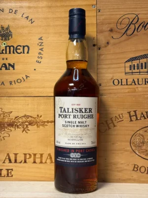 Fles Talisker Port Ruighe single malt whisky met robijnkleurige tint en donker etiket, afgewerkt op portvaten voor een zoet-fruitige en rokerige stijl.