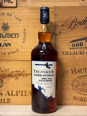 Fles Talisker Dark Storm single malt whisky met donker etiket en koperkleurige inhoud, gerijpt op zwaar verkoolde vaten voor een intense rokerige smaak.