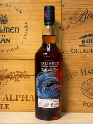 Fles Talisker The Wild Blue 2025 Edition single malt whisky met opvallend etiket en maritiem design, geïnspireerd op de ruige natuur van Skye.
