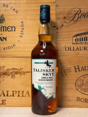 Fles Talisker Skye single malt whisky met lichtblauw etiket, geïnspireerd op het eiland Skye, met een soepele, rokerige en licht kruidige stijl.