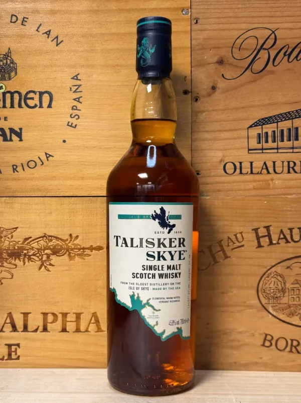 Fles Talisker Skye single malt whisky met lichtblauw etiket, geïnspireerd op het eiland Skye, met een soepele, rokerige en licht kruidige stijl.
