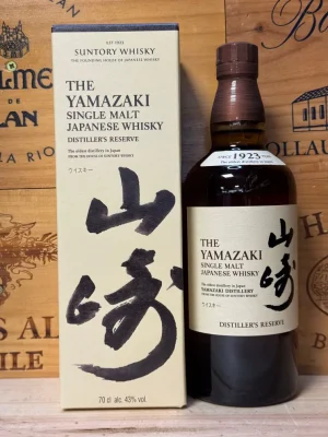 Fles Yamazaki Distiller’s Reserve single malt whisky met amberkleurige inhoud en traditioneel Japans etiket, symbool van verfijnde distillatiekunst.