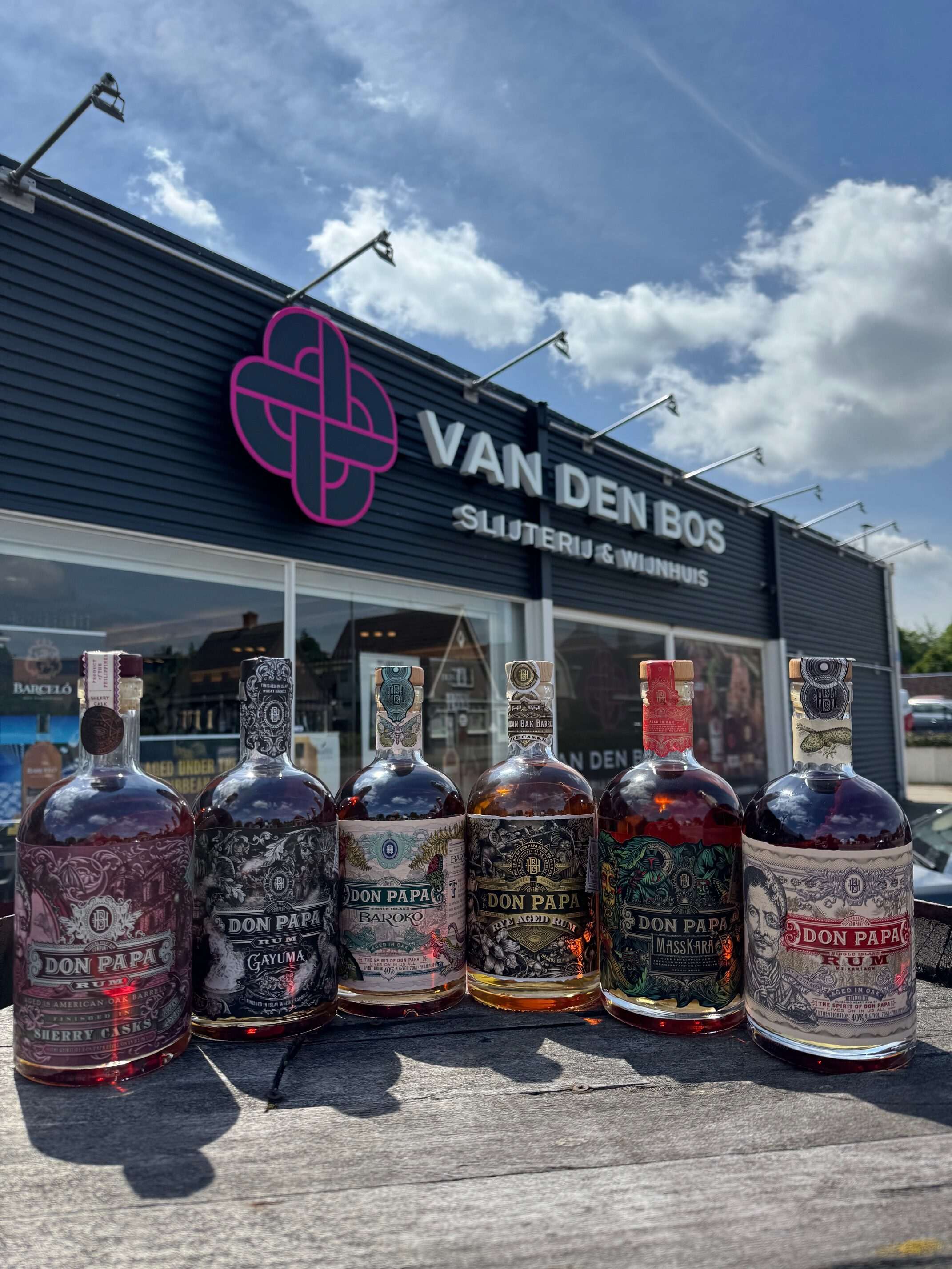 Assortiment Don Papa Rum bij Slijterij van den Bos – diverse flessen zoals 7 Years, Baroko, Masskara, Sherry Casks, Rye Aged en Gayuma opgesteld