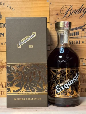 Fles Bacardi Facundo Exquisito – luxe rum met PX-sherryfinish, diepe amberkleur en tonen van rozijnen, vanille en eikenhout