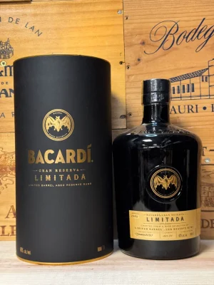 Fles Bacardi Gran Reserva Limitada – luxe rum met diepe amberkleur, tonen van eikenhout, vanille en chocolade