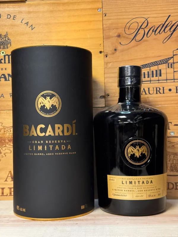 Fles Bacardi Gran Reserva Limitada – luxe rum met diepe amberkleur, tonen van eikenhout, vanille en chocolade