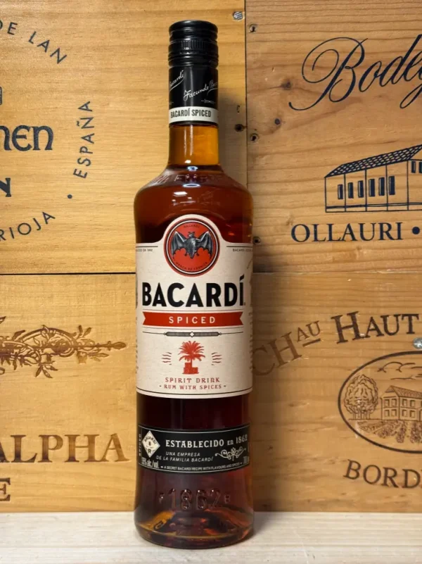 Fles Bacardí Spiced – kruidige rum met aroma’s van vanille, kaneel en hout, perfect voor mixdrankjes en warme cocktails