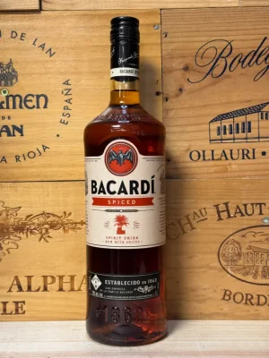Fles Bacardi Spiced – kruidige rum met aroma’s van vanille, kaneel en hout, perfect voor mixdrankjes en warme cocktails