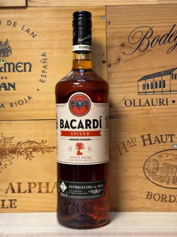 Fles Bacardi Spiced – kruidige rum met aroma’s van vanille, kaneel en hout, perfect voor mixdrankjes en warme cocktails