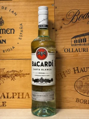 Fles Bacardi Carta Blanca – iconische witte rum, zacht en fris, perfect voor cocktails zoals Mojito en Daiquiri