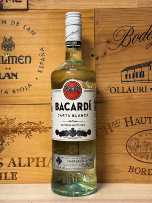 Fles Bacardi Carta Blanca – iconische witte rum, zacht en fris, perfect voor cocktails zoals Mojito en Daiquiri