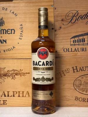 Fles Bacardi Carta Oro – klassieke gouden rum met warme kleur en tonen van vanille, fruit en kruidige houtinvloeden