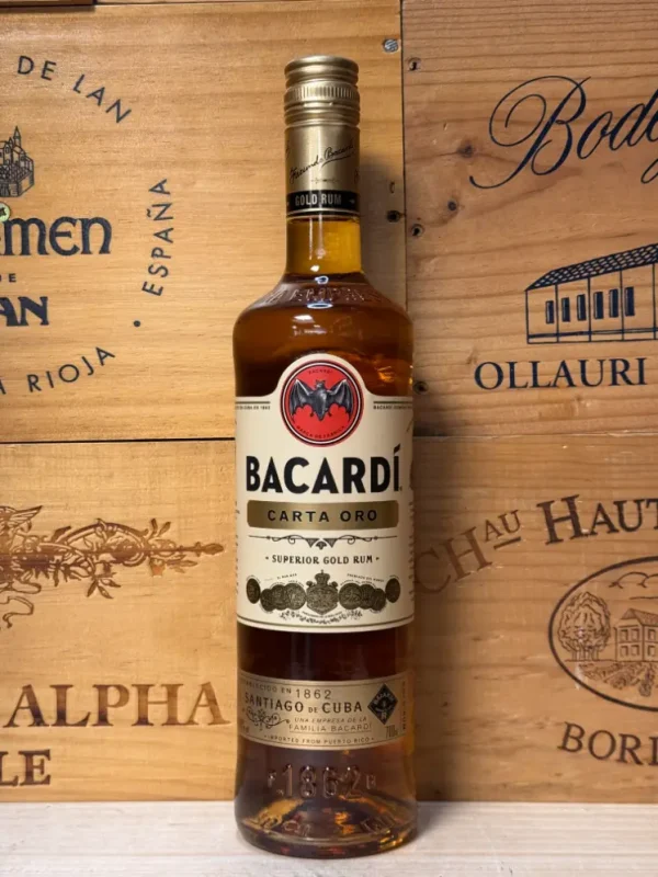 Fles Bacardi Carta Oro – klassieke gouden rum met warme kleur en tonen van vanille, fruit en kruidige houtinvloeden