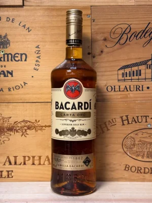 Fles Bacardi Carta Oro – klassieke gouden rum met warme kleur en tonen van vanille, fruit en kruidige houtinvloeden
