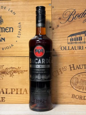Fles Bacardi Carta Negra – diepe, donkere rum met tonen van hout, cacao en kruiden, ideaal voor rijke cocktails of on the rocks