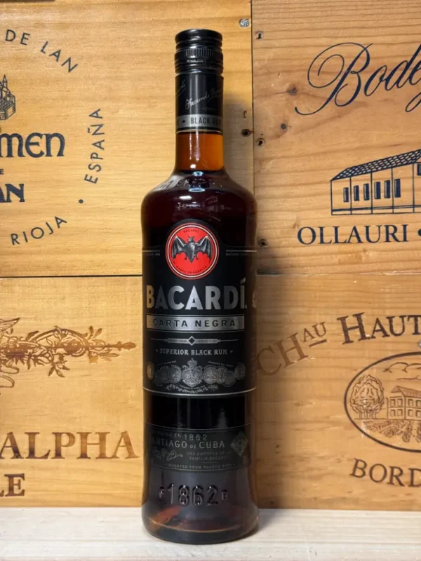 Fles Bacardi Carta Negra – diepe, donkere rum met tonen van hout, cacao en kruiden, ideaal voor rijke cocktails of on the rocks