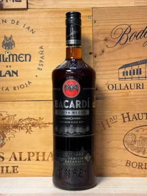Fles Bacardi Carta Negra – diepe, donkere rum met tonen van hout, cacao en kruiden, ideaal voor rijke cocktails of on the rocks