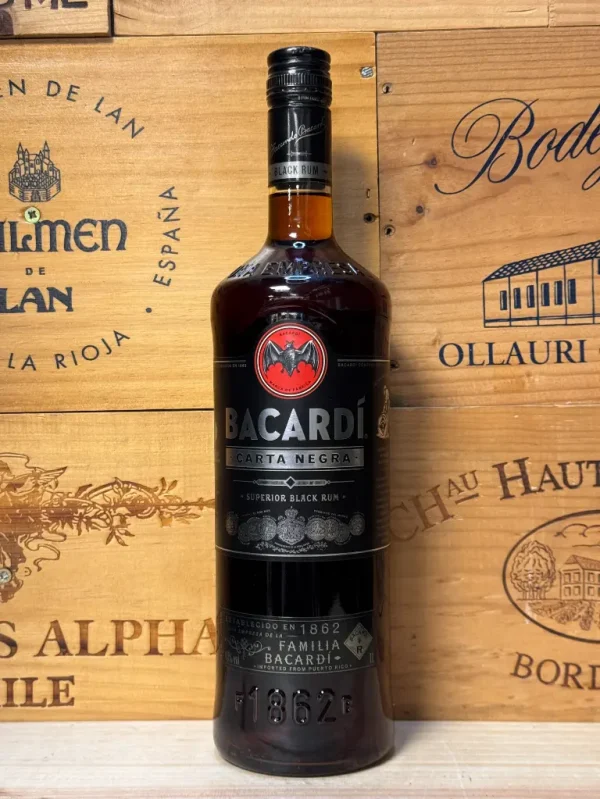 Fles Bacardi Carta Negra – diepe, donkere rum met tonen van hout, cacao en kruiden, ideaal voor rijke cocktails of on the rocks
