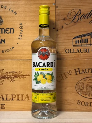 Fles Bacardí Limón – frisse citrusrum met aroma’s van citroen, limoen en grapefruit, perfect voor lichte zomerse mixdrankjes