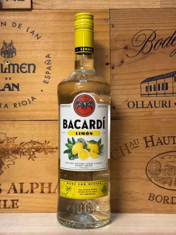Fles Bacardi Limon – frisse citrusrum met aroma’s van citroen, limoen en grapefruit, perfect voor lichte zomerse mixdrankjes