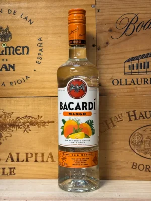 Fles Bacardi Mango – gearomatiseerde rum met tropische mangoaroma’s, perfect voor zomerse cocktails of een frisse mix met ginger ale