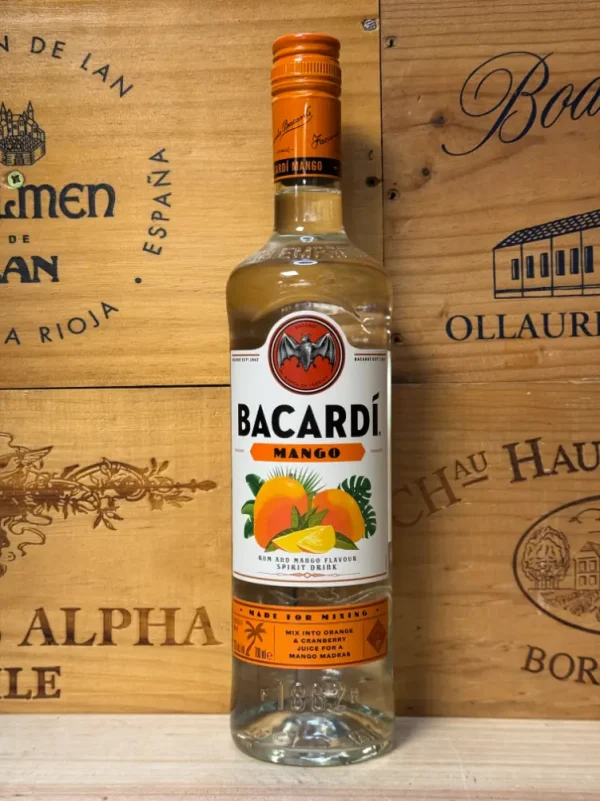 Fles Bacardi Mango – gearomatiseerde rum met tropische mangoaroma’s, perfect voor zomerse cocktails of een frisse mix met ginger ale
